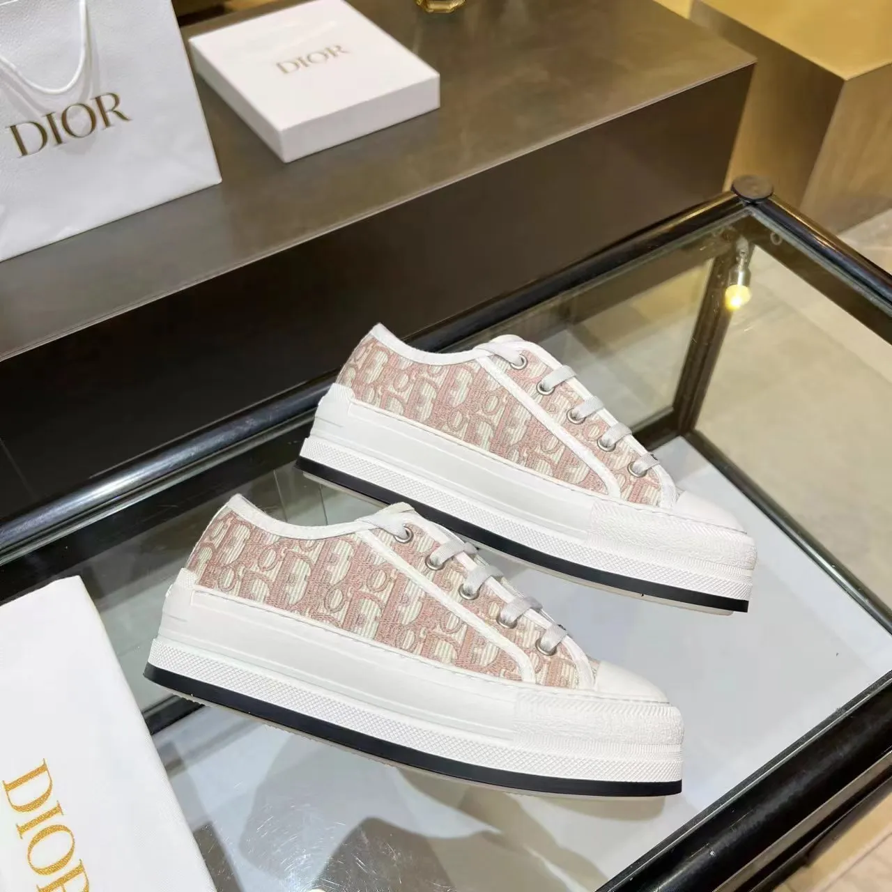 👟👟Ex-factory price 520👟👟 Dior’s 2025 Walk ‘n’ Dior embroidered mid-top casual shoes are new. On the fashion stage, Dior embroidered shoes are the well-deserved protagonist. Delicate stitching is used on the upper, every stitch is devoted to the craftsman's efforts, and every thread is woven with artistic poetry. From complex floral patterns to smart geometric textures, embroidery is like the magic that gives shoes life, allowing them to show dynamic beauty even in static conditions.   Wearing Dior embroidered shoes feels like stepping into a dream world full of art. It is not only a pair of shoes, but also a walking piece of art that perfectly integrates fashion and culture. Whether you are strolling on the bustling city streets or attending important social occasions, Dior embroidered shoes can add unique charm to your style and become the focus of everyone's attention.   Choosing Dior embroidered shoes means choosing a persistent pursuit of quality and a unique understanding of fashion. Let it accompany you through every wonderful moment and leave your own fashion mark.  Material: Sheepskin lining, feet, silk cowhide, size 35-41, heel height 5cm